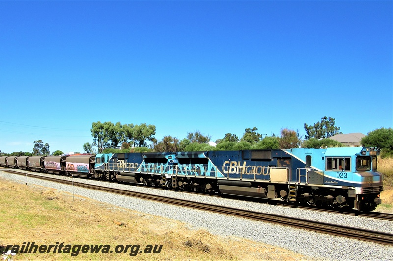 P16781
CBH Group locos, CBH class 023 & CBH class 005, empty grain train passing through Hazelmere
