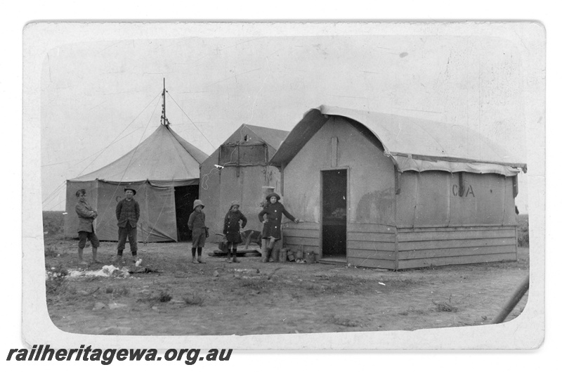 P16824
Commonwealth Railways (CR) - TAR line families canvas houses Unknown location. C1916
