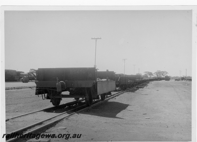 P16870
Commonwealth Railways (CR) - TAR line dual gauge track and wagons Parkeston.
