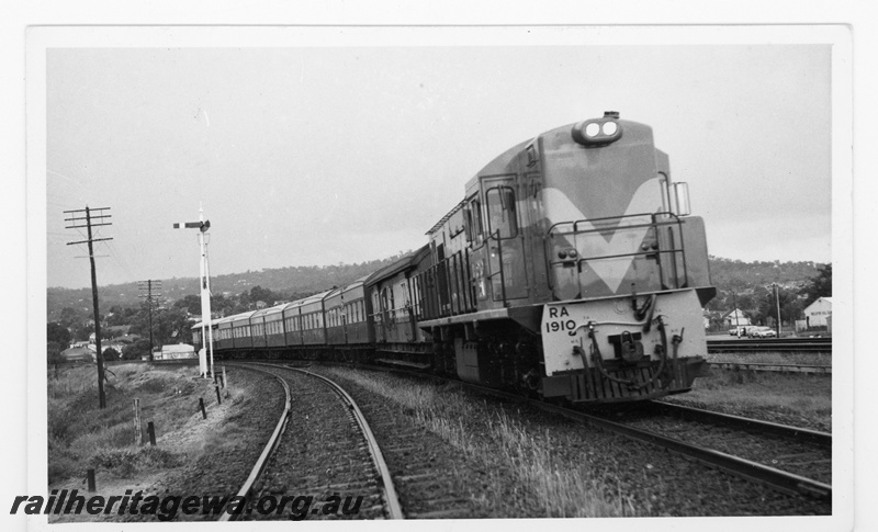 P16913
RA class 1910 - international safety orange livery, hauling a passenger train near Bellevue. Semaphore signal on left of photo. ER line.
