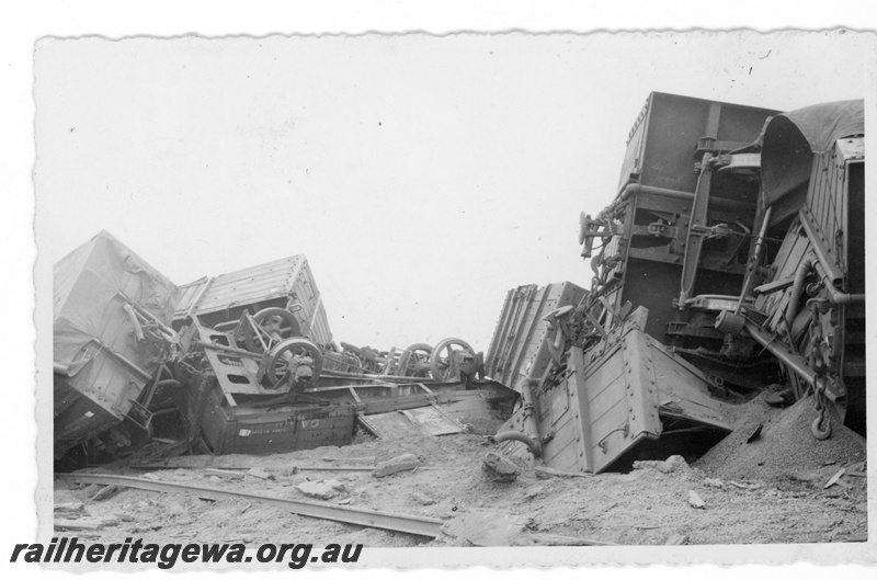 P16918
Carrabin - derailment of number 94 goods. On the 13th June 1955, EGR line.
