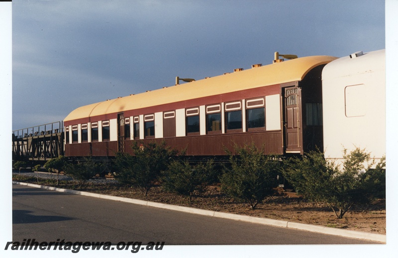 P16949
Commonwealth Railways (CR) SS class 44 carriage at Forrestfield.
