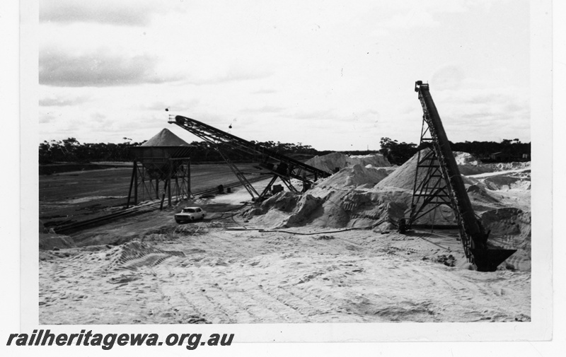 P16972
Salt loading machinery, salt pile, Lake Lefroy, CE line, overview of site
