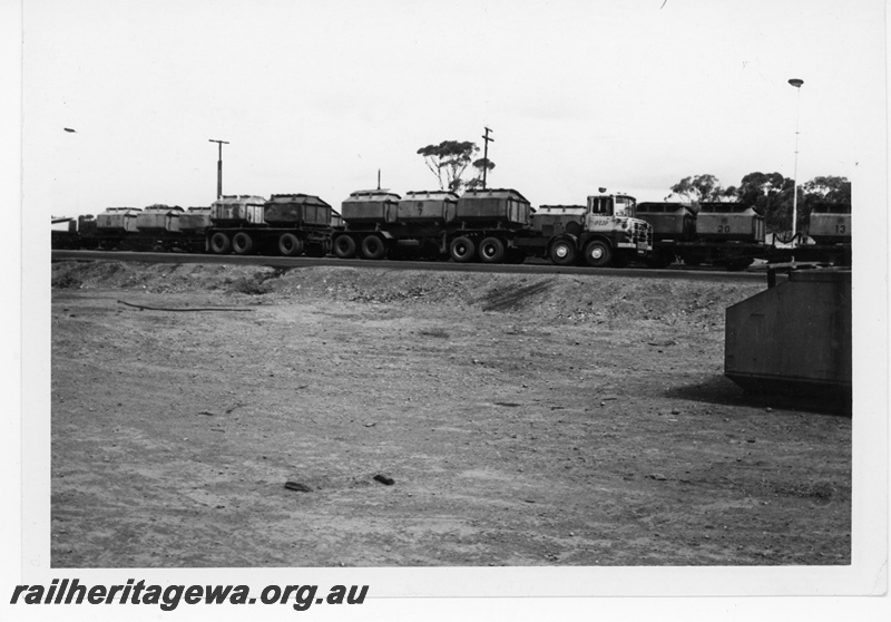 P16973
Nickel bins, wagons, road train, Widgemooltha, CE line
