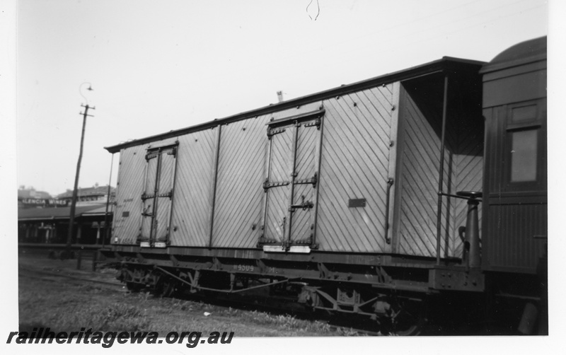 P16978
W class 4504 cold storage van, white livery, diagonal planked sides and ends, brake standards on the end platforms, side and end view
