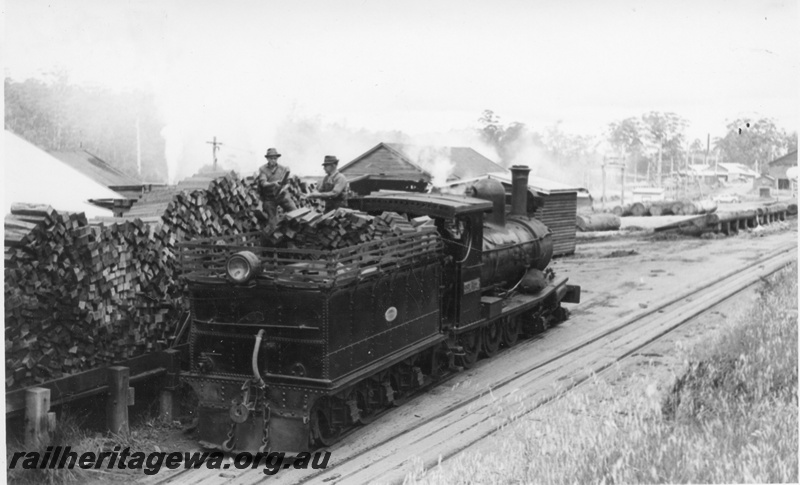 P17022
State Saw Mill No 2 G class loco, tender loading timber, Deanmill, Deanmill to Manjimup branch, rear and side view
