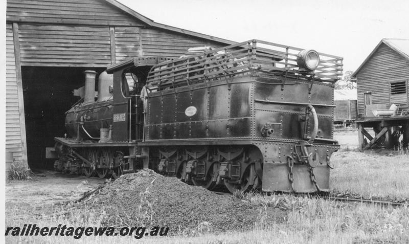 P17023
State Saw Mill No 2 G class loco, mill shed, Deanmill, Deanmill to Manjimup branch, side and rear view
