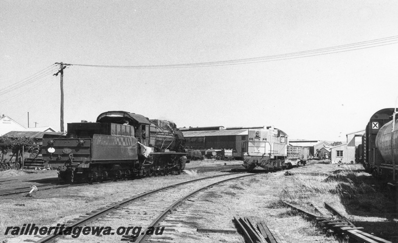 P17040
S class 547 Lindsay at Midland Workshops with a J class standard gauge diesel hauling 2 wagons. 
