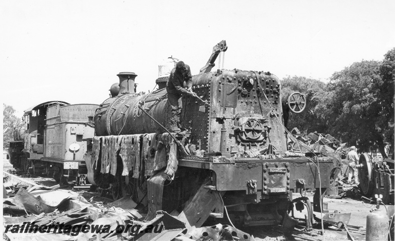 P17068
Scrap road, steam locomotive being scrapped, scrap road Midland workshops.
