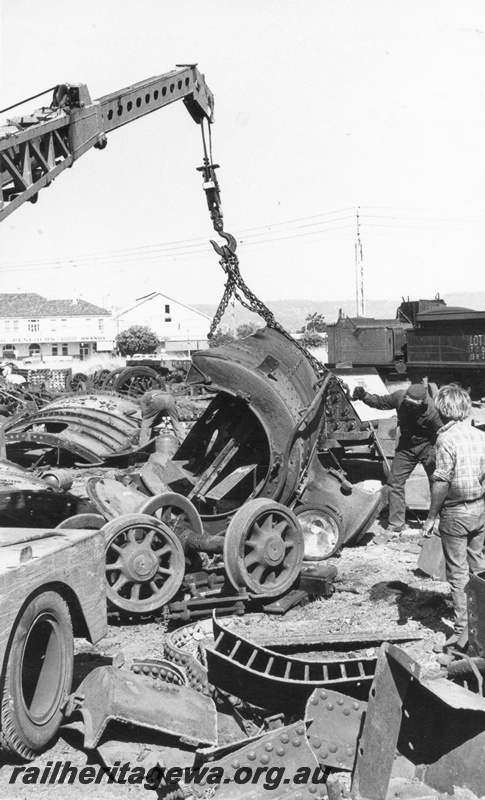 P17071
Crane and workmen cutting and handling parts of scrapped steam locomotives, Midland scrap yard.
