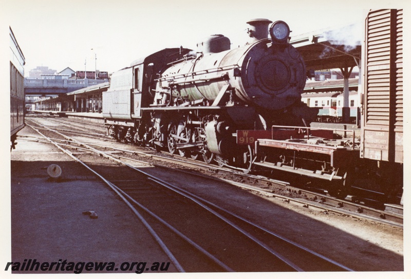 P17099
W class 919, on west Perth shunt, Perth station, side and front view
