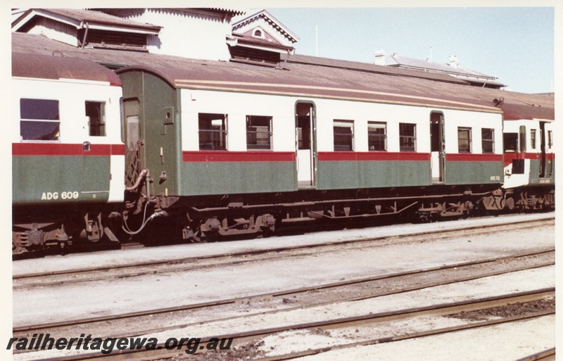 P17105
AYE class carriage 712, between ADG class railcars 609 and another, only ends of ADG railcars shown, end and side view
