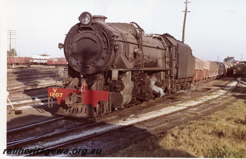 P17113
V class 1207, on goods train No 19, Midland yard, ER line, front and side view
