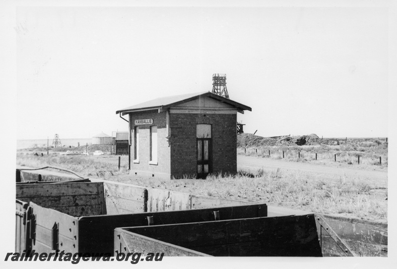 P17114
Station building, empty wagons, road, Kamballie, B line
