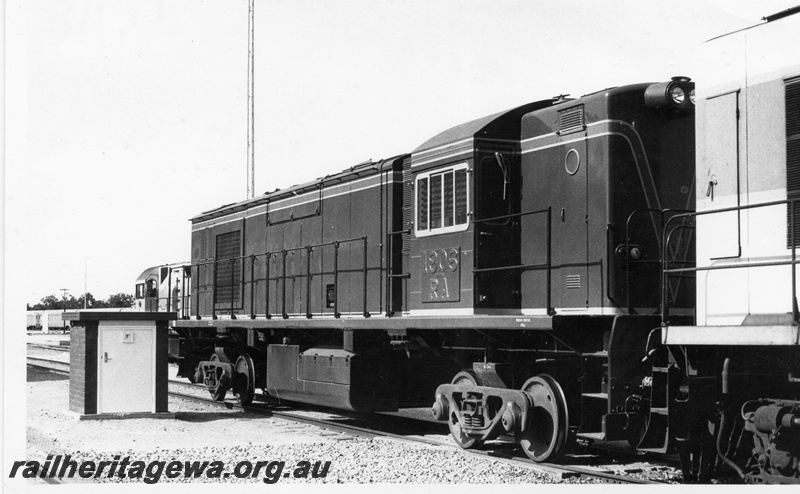 P17118
RA class 1906 on transfer bogies, Forrestfield, side and end view
