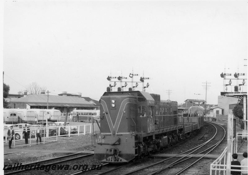 P17162
A Class 1510 diesel locomotive on goods train passing Pier Street semaphore bracket signals and Railway Bus depot, Perth, ER line.
