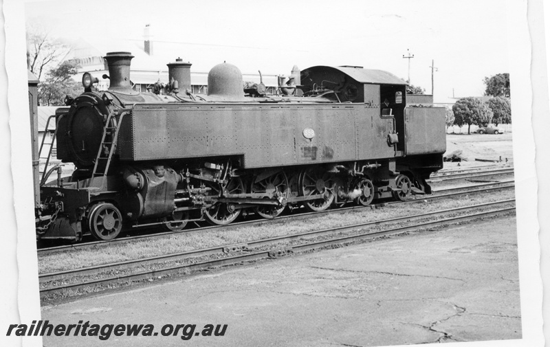 P17163
DD class 598 steam locomotive, front and side view, Midland, ER line.
