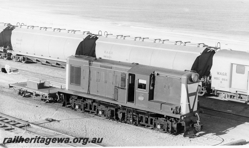 P17175
Y class 1111 diesel shunting locomotive with shunters float, side and front view, WW class standard gauge wheat hoppers, WBC class 864 standard gauge brakevan, side view, points levers, Leighton, ER line.
