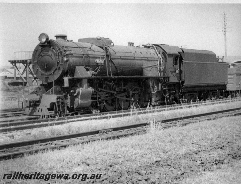 P17196
V class 1206, off up goods train No 12, Midland, ER line, front and side view
