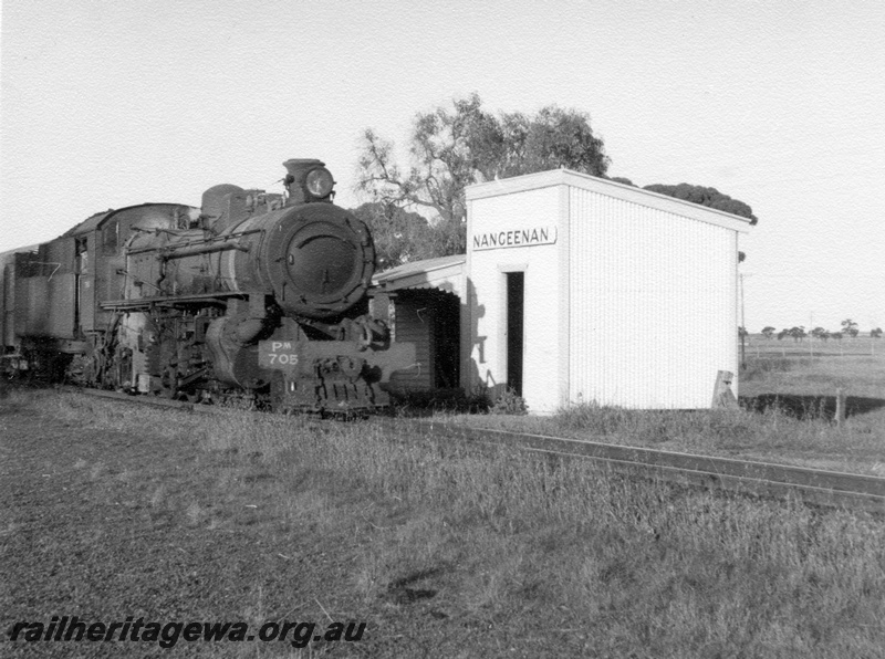 P17205
PM class 705, on goods train No 108, station building, Nangeenan, EGR line
