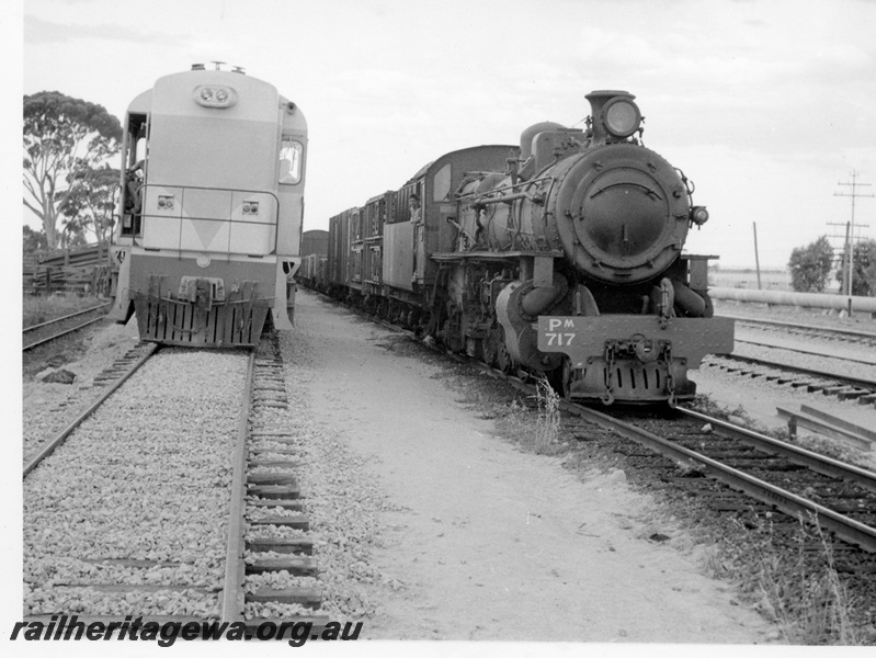 P17207
H class 4 on standard gauge, PM class 717 on narrow gauge goods train, Kellerberrin, EGR line
