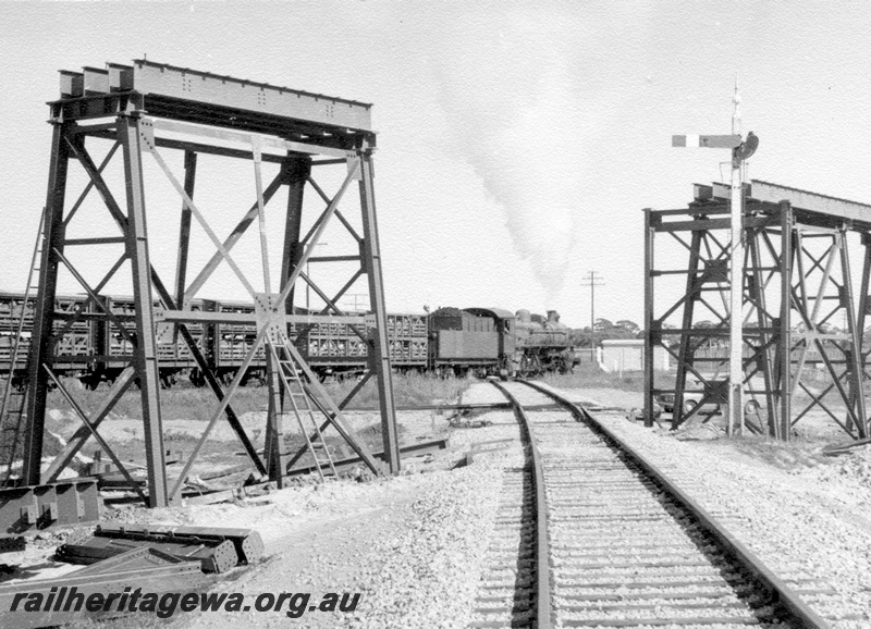 P17218
PM class 713, on goods train, grade crossing, signal, steel trestle bridge under construction, Meenaar, EGR line
