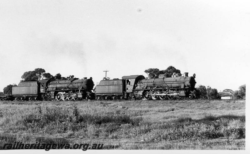 P17227
W class 915 and V class 1218, double heading goods train No 19, near Brookton, GSR line
