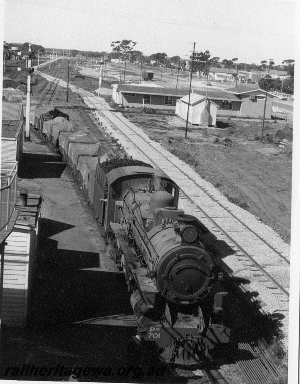 P17242
PM class701, on goods train from Narembeen, bracket signal, other signals, trackside buildings, Merredin, NKM line
