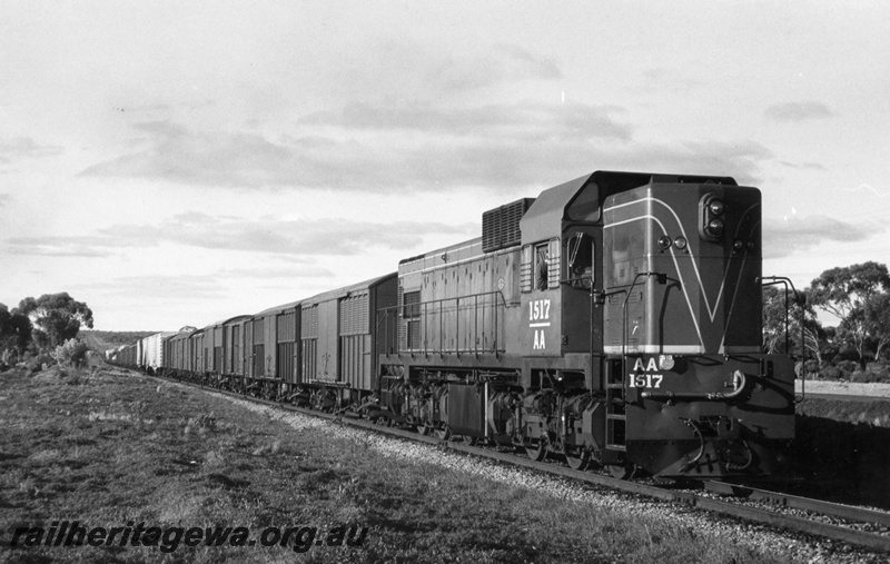 P17303
AA class 1517 diesel locomotive hauling Kalgoorlie - Perth, No 82, near Coolgardie. Train is made up of bogie wagons. EGR line.
