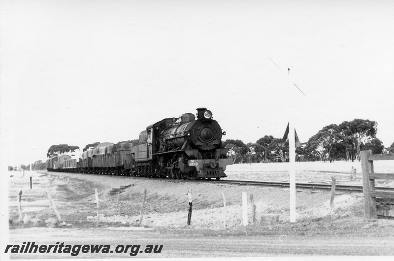 P17307
W class 903 at the head of a freight train with a water tanker behind the locomotive. NKM line.
