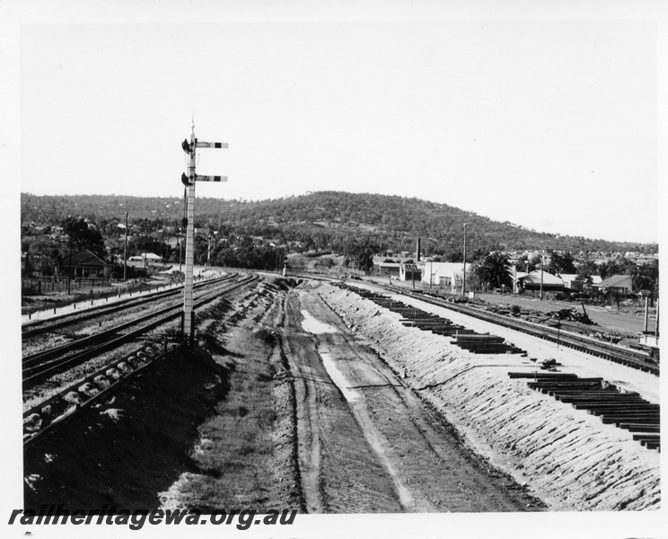 P17313
Standard gauge trackwork at Bellevue. The new standard gauge line is to the right, with new sleepers to the left, while the narrow gauge line is on the left. The semaphore signal applies to trains travelling to Midland. ER line.
