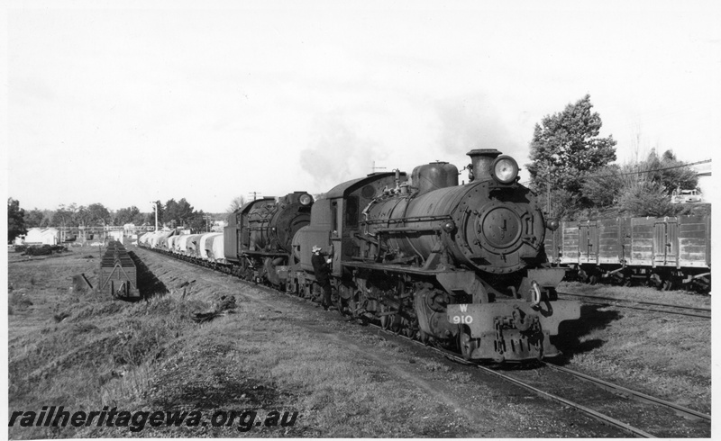 P17371
W. class 910 and S class 544  