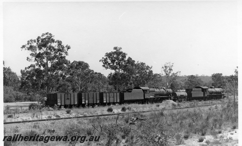 P17396
W class 920, S class 546, double heading No 104 goods train from Narrogin, Muja, BN line, rear and side view
