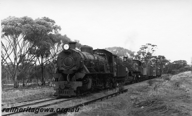 P17411
W class 935, PMR class 725, double heading No 103 Collie to Narrogin goods train, BN line, front and side view
