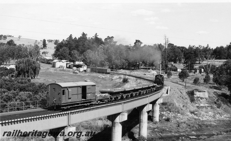 P17426
FS class 423, tender first, on goods train, crossing steel and concrete bridge, goods shed, signal, Balingup, PP line
