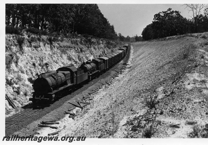 P17432
S class 548, W class 921, double heading goods train, passing through Mullalyup Cutting, PP line
