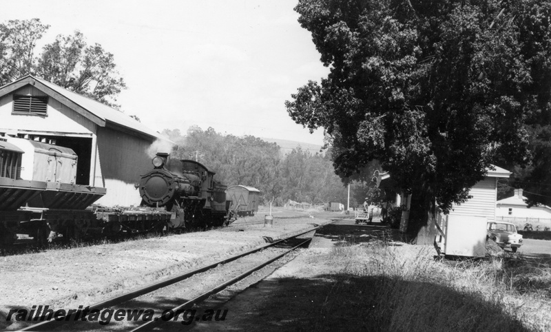 P17451
FS class 423 steam locomotive on a ballast train at Balingup. PP line. Note the empty flat top wagon between the locomotive and empty ballast wagons.
