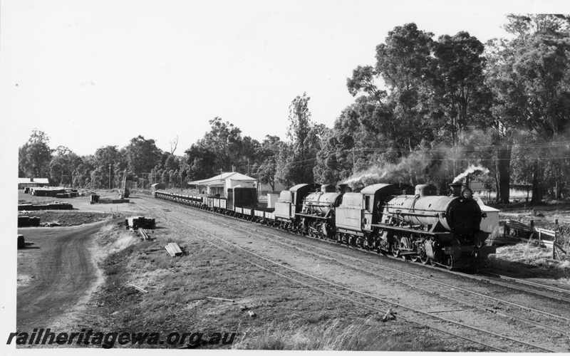 P17454
W class 937 & 917 on ballast train working at Greenbushes. PP line. Empty wagons between locos and ballast wagons to provide additional braking power.
