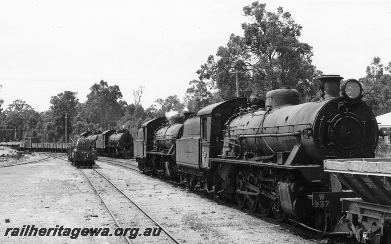 P17457
W class 937 and an unidentified W class hauling an empty ballast train into the loop at an Unknown location. Awaiting this movement is 2 unidentified W class hauling a goods train. Possibly PP line.
