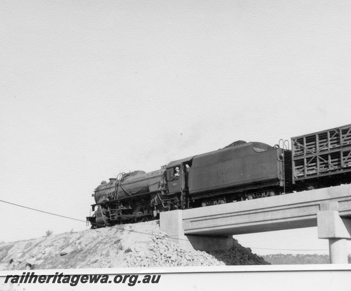 P17498
V class 1224 on No. 17 Goods to York on the GSR Deviation bridge, Northam
