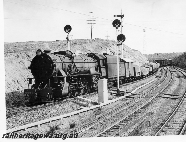 P17501
V class 1209, on No 19 goods train to York, passing semaphore signal, signal lights, out of Avon Yard, GSR line
