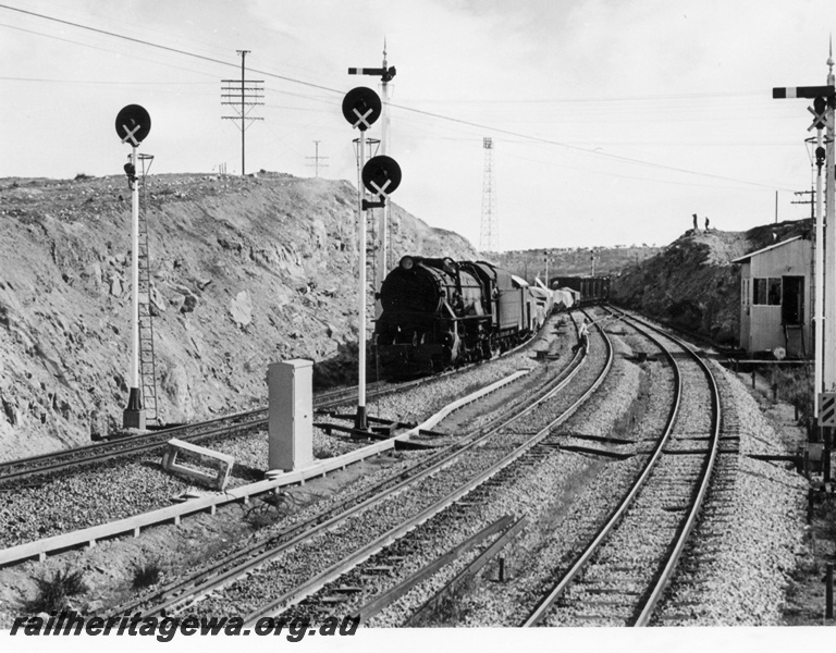 P17502
V class 1209, on No 19 goods train to York, approaching semaphore signals, signal lights, out of Avon Yard, GSR line
