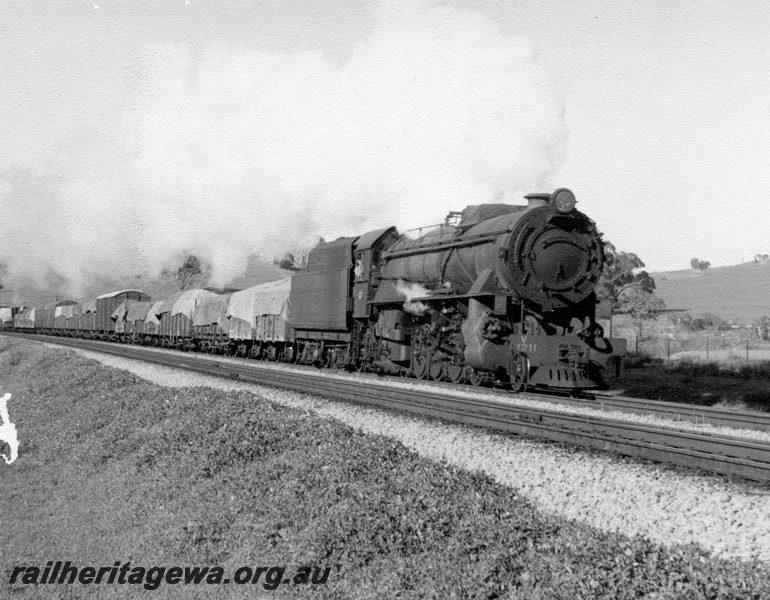 P17507
V class 1211, on No 20 York to Midlands goods train, west of Avon Yard, ER line
