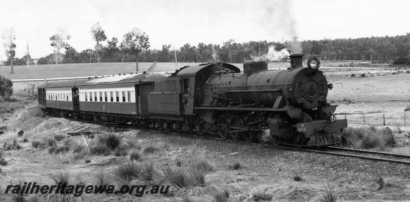 P17558
1 of 6 W class 916 steam locomotive heads Holiday weekender, 