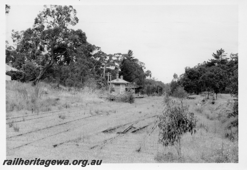 P17571
Station building, passenger platform, view of west end, SM's house in the background, tracks, Mundaring, M line.
