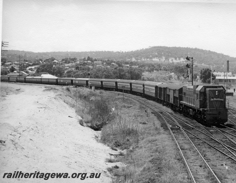 P17610
A class 1511 diesel locomotive hauling The Westland Express on the approach to Bellevue. ER line. Note the trackage in the foreground, semaphore signals above the freight wagons and the line on the right is the former line through to Mundaring.
