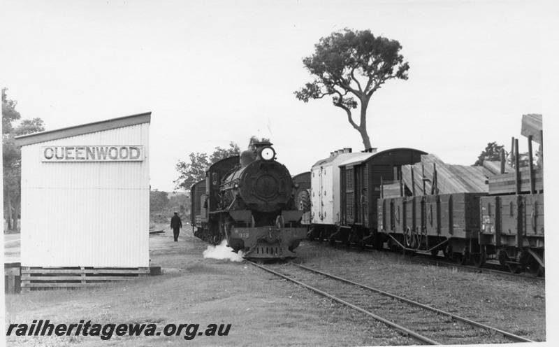 P17623
W class 913 steam locomotive on a Boyup Brook to Bunbury goods train, No 226, shunting at Queenwood. DK line. Note station nameboard and out of shed. See P17622

