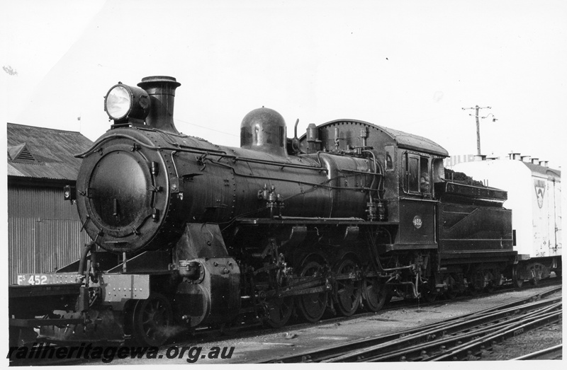 P17641
FS class 452 steam locomotive on shunting duties at Unknown location. An unidentified ice chilled van behind locomotive.
