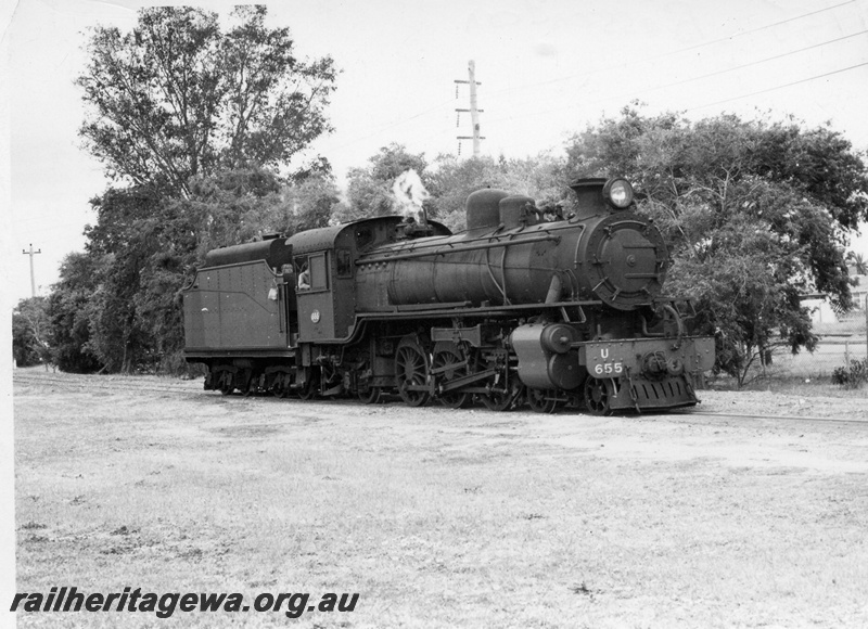 P17661
U class 655 oil burning steam locomotive at Bassendean. ER line. Area next to locomotive's left side now part of Transperth car park and bus arrival/departure point.
