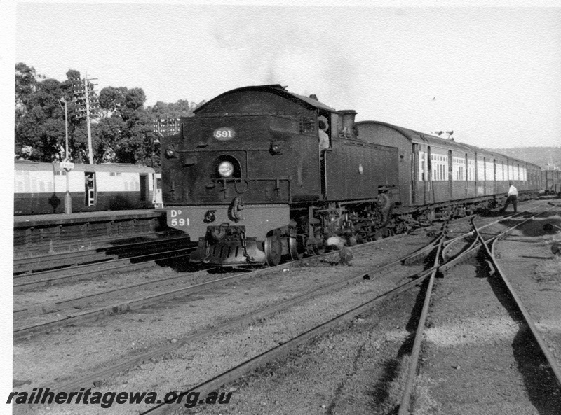 P17670
DD class 591, bunker first, on empty car service ex 5:05 pm Perth to Bellevue service, platform, points, Midland, ER line
